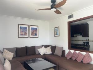 Una sala de estar con un sofá y un ventilador de techo. en Lovely family Apartment in Cabo CaboNegro, Bella Vista, en Cabo Negro