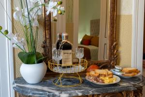 - une table avec une bouteille de vin et une assiette de nourriture dans l'établissement Vintage Senses Residences, à Faro 51 autres photos