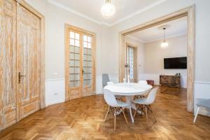 a dining room with a white table and chairs at Lascăr Catargiu Villa in Bucharest