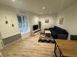 a living room with a couch and a tv at Maison Merveilles 4 in Saint Malo