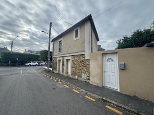 a building with a white door on the side of a street at Maison Merveilles 4 in Saint Malo