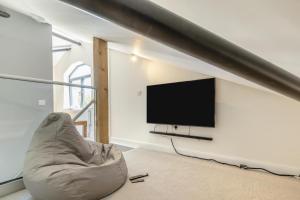 sala de estar con TV y puchero en 3 Bed in South Molton oc-k32694, en North Molton
