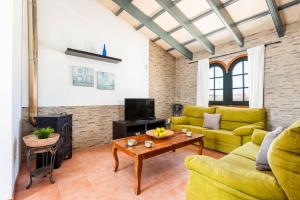 un soggiorno con un divano e un tavolo di Villa Lira a Cala Morell