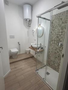 a bathroom with a glass shower and a toilet at Camera con bagno privato 15' MILANO RHO FIERA e MALPENSA in Legnano