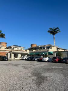 a parking lot with cars parked in front of a building at Apartamento Centro Búzios Luxo in Búzios +27 photos