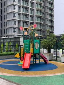 un parque infantil frente a un edificio alto en The Hills at Genting Highlands, en Genting Highlands