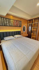 Ένα ή περισσότερα κρεβάτια σε δωμάτιο στο Apartment Meisterstadt Pollux Habibie Batam - Japanese Design