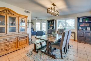 une salle à manger avec une table et des chaises en bois dans l'établissement Backyard Oasis and Hot Tub Mtn-View Wickenburg Home, à Wickenburg