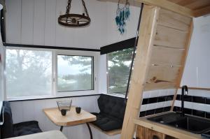 una casetta minuscola con un divano e una finestra di La Tiny House De Peggy a Sisteron