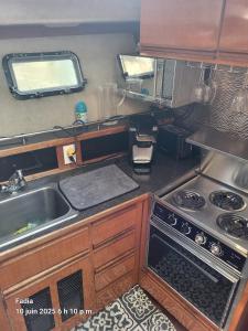 Una cocina o cocineta en Chalet Boat in the heart of Montreal
