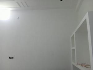 Rāe BareliにあるSangeetaの白い壁と棚のある部屋