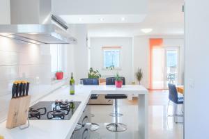 a kitchen with a white counter top and a stove at Holiday Home Freeda in Vintijan