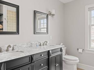 Bilik mandi di Beautiful Newport Home +7 gambar