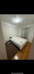 Un dormitorio con una gran cama blanca en una habitación. en Apartment Milky, en Mostar