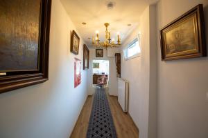 Un televizor și/sau centru de divertisment la Pension -Villa Vintage -Apartman Art C 109