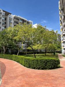 a park with trees in front of a building at Conjunto Peñazul La Aldea in Ricaurte