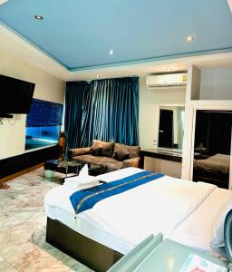 Postel nebo postele na pokoji v ubytování Koenig Hotel Pattaya