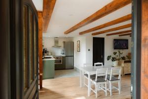a kitchen and dining room with a table and chairs at La Pomme in Codrişoru