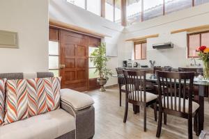 a kitchen and dining room with a table and chairs at Hermosa casa confortable en el Valle Sagrado in Calca +32 photos