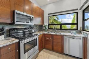 Η κουζίνα ή μικρή κουζίνα στο Endless Ocean Views 1bd and 2 bath