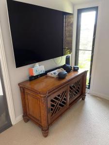 Μια τηλεόραση ή/και κέντρο ψυχαγωγίας στο Endless Ocean Views 1bd and 2 bath +20 φωτογραφίες