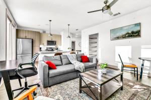 Dapur atau dapur kecil di Bright 2BD 2BA Suite Gym and Pool City Center Stay