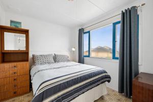 Ένα ή περισσότερα κρεβάτια σε δωμάτιο στο Vintage Ledge Point Beach Shack