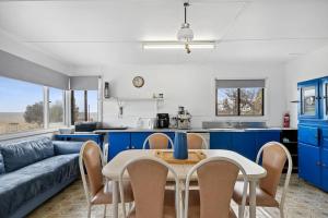 Χώρος καθιστικού στο Vintage Ledge Point Beach Shack +13 φωτογραφίες