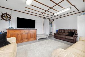 Μια τηλεόραση ή/και κέντρο ψυχαγωγίας στο Vintage Ledge Point Beach Shack