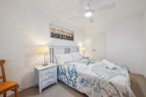 Ένα ή περισσότερα κρεβάτια σε δωμάτιο στο Absolute beachfront villa, Ledge Point