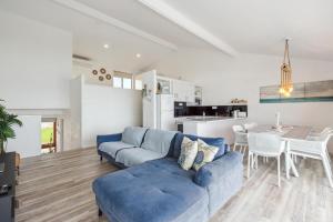 Η κουζίνα ή μικρή κουζίνα στο Absolute beachfront villa, Ledge Point