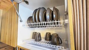 mit Töpfen und Pfannen gefüllter Kühlschrank in der Unterkunft MauLagi Bali Getaway in Jimbaran + 11 Fotos