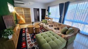 ein Wohnzimmer mit Sofa und Tisch in der Unterkunft MauLagi Bali Getaway in Jimbaran