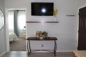 TV a/nebo společenská místnost v ubytování Juniper View 2 Bed 2 Bath and Hot Tub