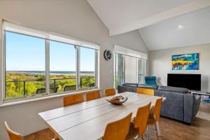 Μια τηλεόραση ή/και κέντρο ψυχαγωγίας στο Reef View, Ledge Point beachfront