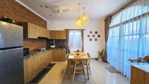 eine Küche mit Tisch und Stühlen in einem Zimmer in der Unterkunft MauLagi Bali Getaway in Jimbaran