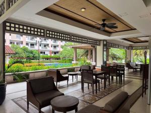 un ristorante con tavoli e sedie e un giardino di Functional stay near airport, business districts a Manila