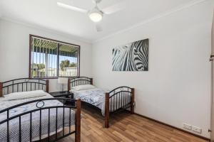 Ένα ή περισσότερα κρεβάτια σε δωμάτιο στο Classic Beach House Lancelin +22 φωτογραφίες