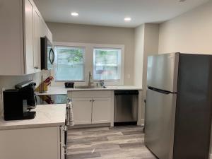Kuchyň nebo kuchyňský kout v ubytování Three Bedroom Downtown Cottage