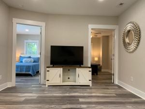 TV a/nebo společenská místnost v ubytování Three Bedroom Downtown Cottage