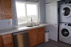 una cocina con fregadero y lavadora en Juniper Heights 2 Bed 2 Bath and Hot Tub, en Kanab