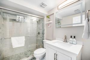 un bagno con wc, lavandino e doccia di Wheat Ridge retreat w game rom & yard a Wheat Ridge Altre 55 foto