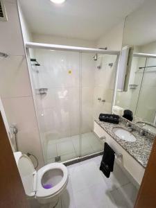 ein Badezimmer mit Dusche, Toilette und Waschbecken in der Unterkunft ApartHotel Centro de Nova Iguaçu in Nova Iguaçu