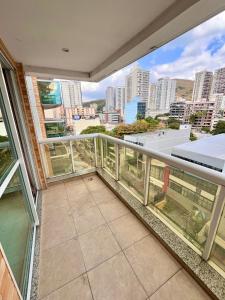 ein Balkon mit Blick auf die Stadt in der Unterkunft ApartHotel Centro de Nova Iguaçu in Nova Iguaçu
