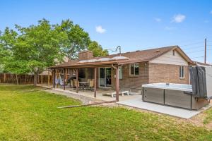 una casa con vasca idromassaggio in un cortile di Wheat Ridge retreat w game rom & yard a Wheat Ridge