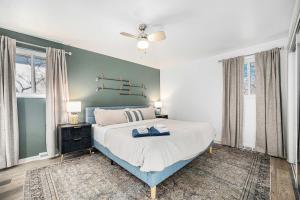 una camera da letto con un letto grande e una parete verde di Wheat Ridge retreat w game rom & yard a Wheat Ridge