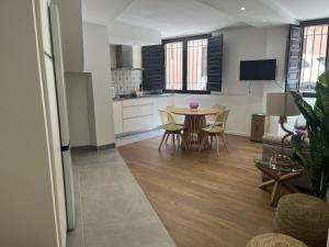 a kitchen and dining room with a table and chairs at Apartamento Blancanieves in Brihuega