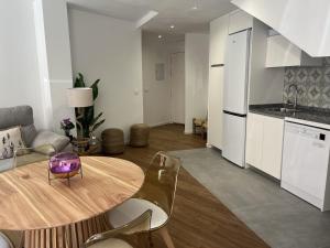 a kitchen and living room with a table and chairs at Apartamento Blancanieves in Brihuega