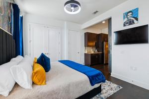 Postel nebo postele na pokoji v ubytování Fabulous NashVegas Loft Retreat near Vandy off West End Mins to Broadway