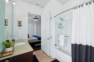 Koupelna v ubytování Fabulous NashVegas Loft Retreat near Vandy off West End Mins to Broadway + 37 fotografií